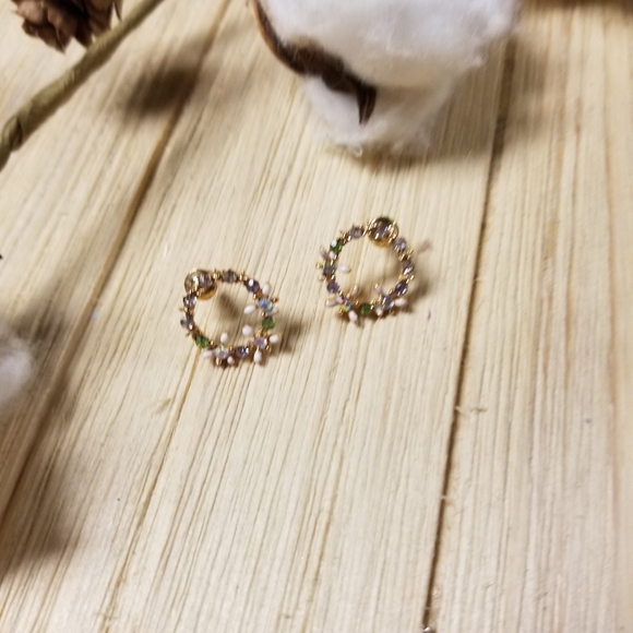 Beautiful Multicolored Wreath Earrings in GOLD w/irridecent stones - Picture 3 of 7